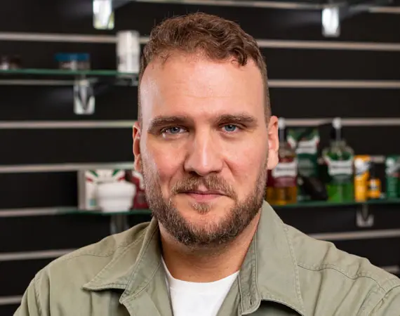 Marinov Norbert borbély és fodrász profil képe